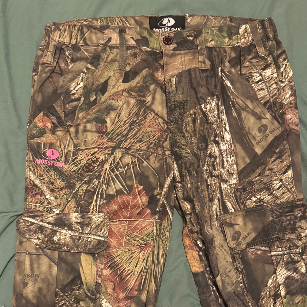 Mossy Oak Camouflage Cargo Pants with Pink Logo - Picture 2 of 3